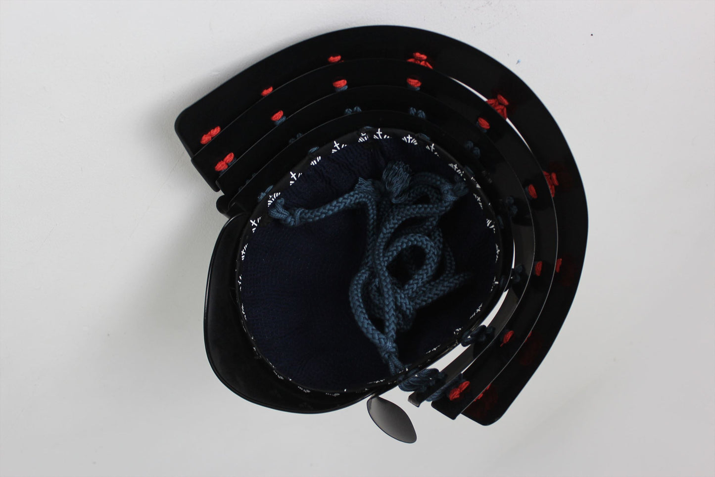 【O-054-K】紺赤糸威黒桶側二枚胴具足(兜のみ)