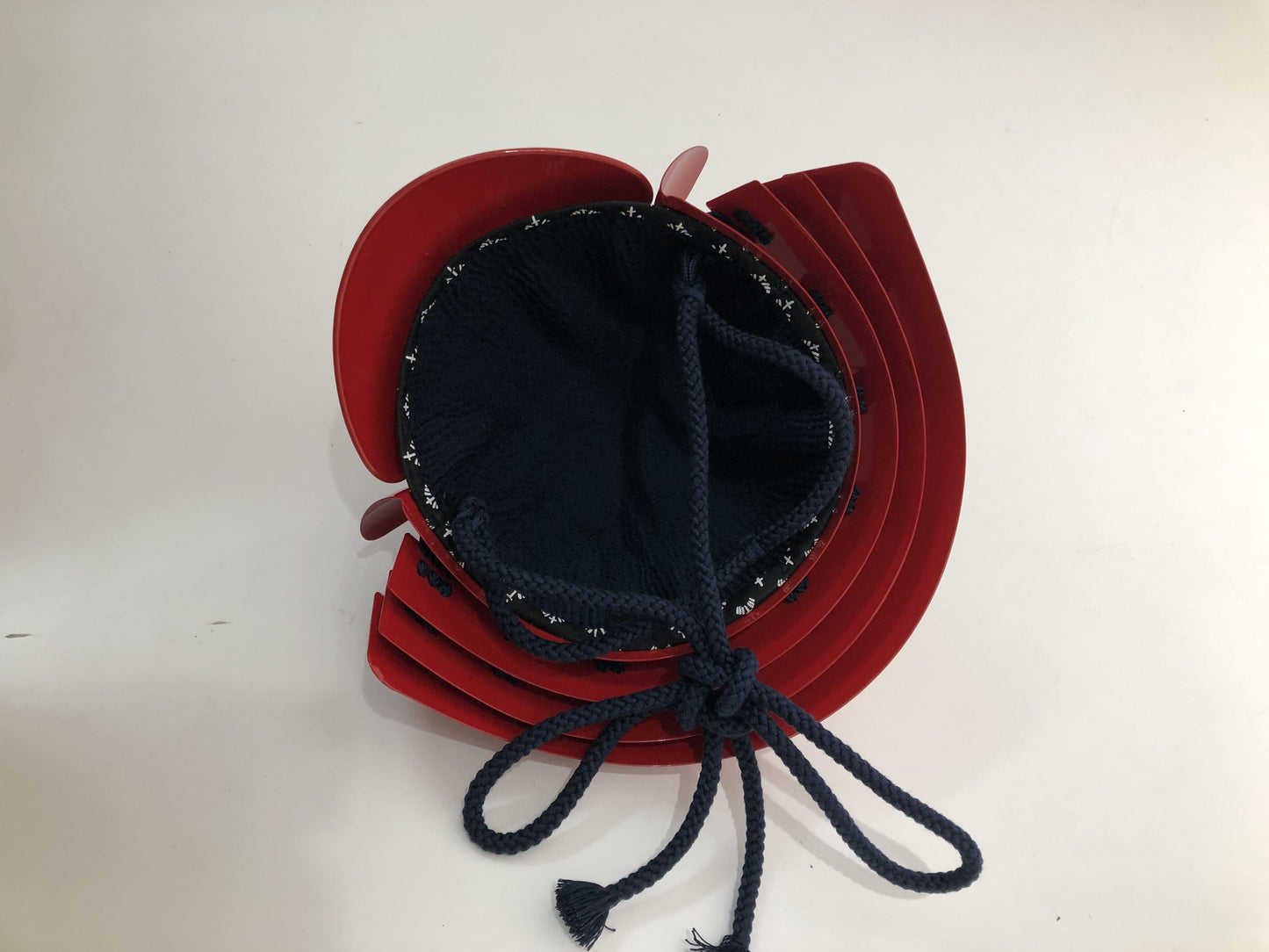 【O-061-K】濃紺糸威赤桶側二枚胴具足(兜のみ)