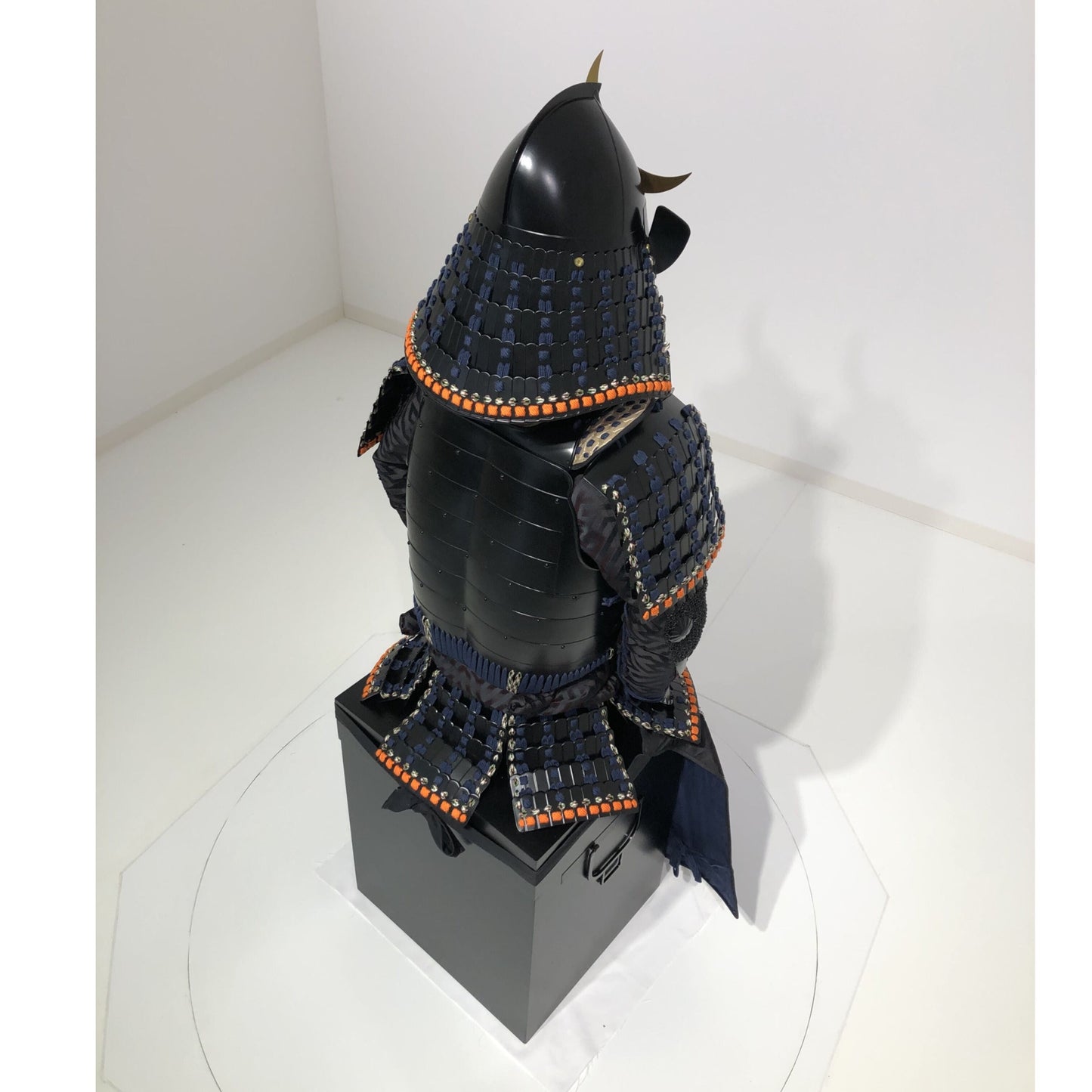 【O-051】Navy Blue Thread Odoshi / Black Matted Rivet Armor / Peach Shaped Helmet